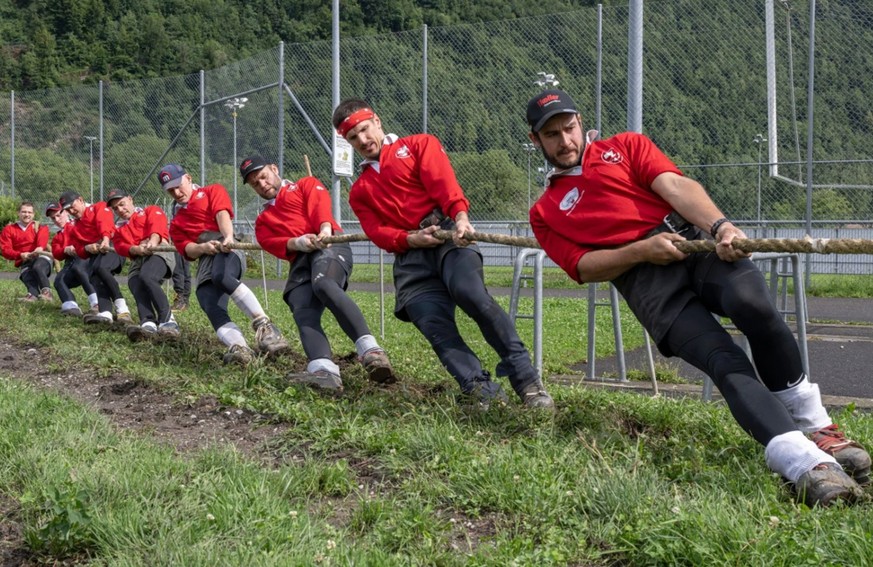 Nico Lüönd et Tobias Koller tirent à l'arrière de la corde (deuxième et troisième à partir de la gauche).