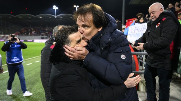 Le president du FC Sion Christian Constantin, droite, embrasse l&#039;entraineur du FC Sion Didier Tholot, gauche, a la fin de la rencontre des quarts de finale de la Coupe de Suisse de football entre ...