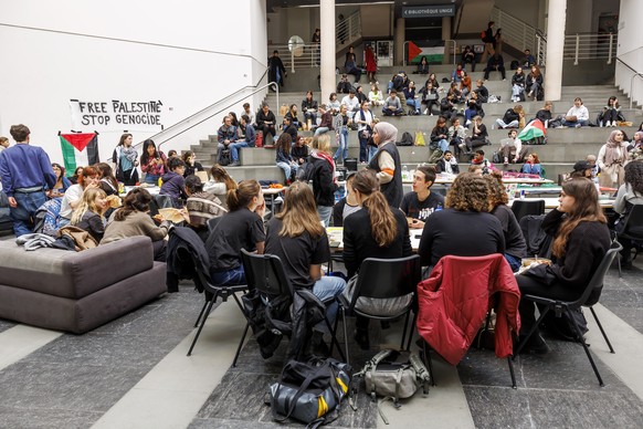 Pro-Palestinian students occupy the principal hall of the Uni-Mail building of the University of Geneva (UNIGE), in Geneva, Switzerland, Tuesday, May 7, 2024. (KEYSTONE/Salvatore Di Nolfi)