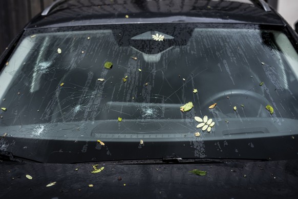 Eine eingeschlagene Autoscheibe verursacht durch den starken Hagel fotografiert am Freitag, 28. August 2026 in Buelach. Am Freitag sind heftige Unwetter mit Hagel ueber Teile des Kantons Aargau, Zueri ...