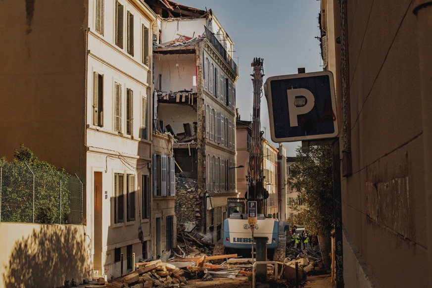 epa10566616 The site of an explosion leading to the collapse of at least one building in Marseille, France, 09 April 2023. Several people were injured, according to the police and the cause is still u ...
