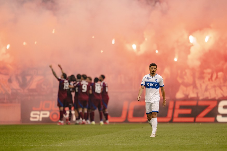 Deception de Alban Ajdini (LS), droite, apres le but du 3.2 des joueurs genevois lors de la rencontre de football de Super League entre le Servette FC et le FC Lausanne-Sport le samedi 24 mai 2025 au  ...