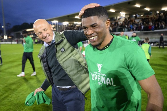 Kwadwo Duah et le coach du FC Saint-Gall, Peter Zeidler.