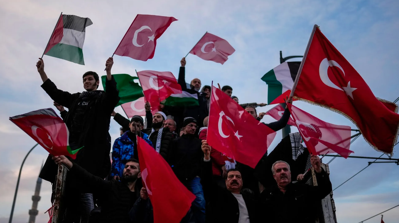 Jour de l&#039;An à Istanbul : des centaines de personnes manifestent contre Israël.