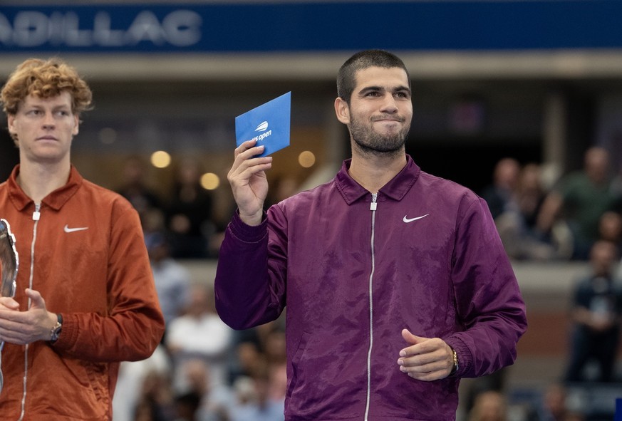 NEW YORK, NEW YORK - SEPTEMBER 07: Carlos Alcaraz of Spain holds his check for five million dollars after defeating Jannik Sinner of Italy during their Men&#039;s Singles Final match on Day Fifteen of ...