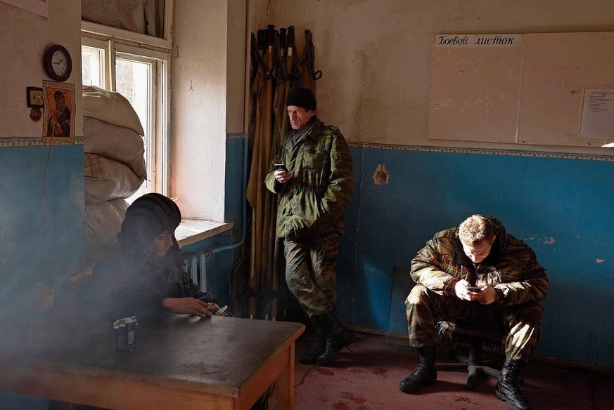 Attendre, attendre, attendre: les soldats pro-russes tuent le temps à proximité du front.