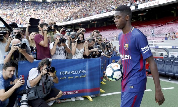 epa06168367 Barcelona&#039;s FC new player, French Ousmane Dembele, arrives for his presentation at Camp Nou stadium in Barcelona, Spain, 28 August 2017. Dembele, from Borussia Dortmund, signed a 105- ...