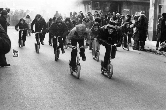 Une course de trottinettes à Zurich, lors d'un dimanche sans voiture, le 1er novembre 1973.
