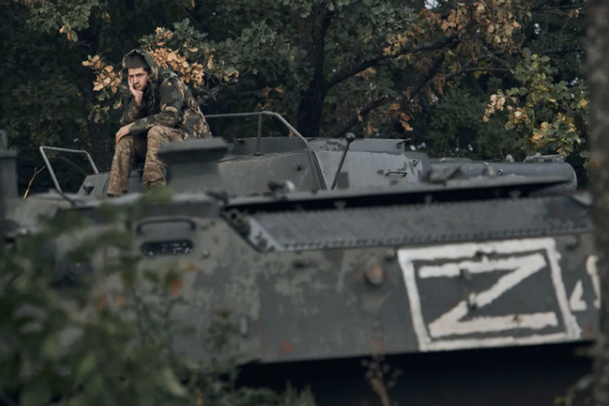 Un soldat ukrainien assis sur un char abandonné par les troupes russes dans la région d'Izyum.