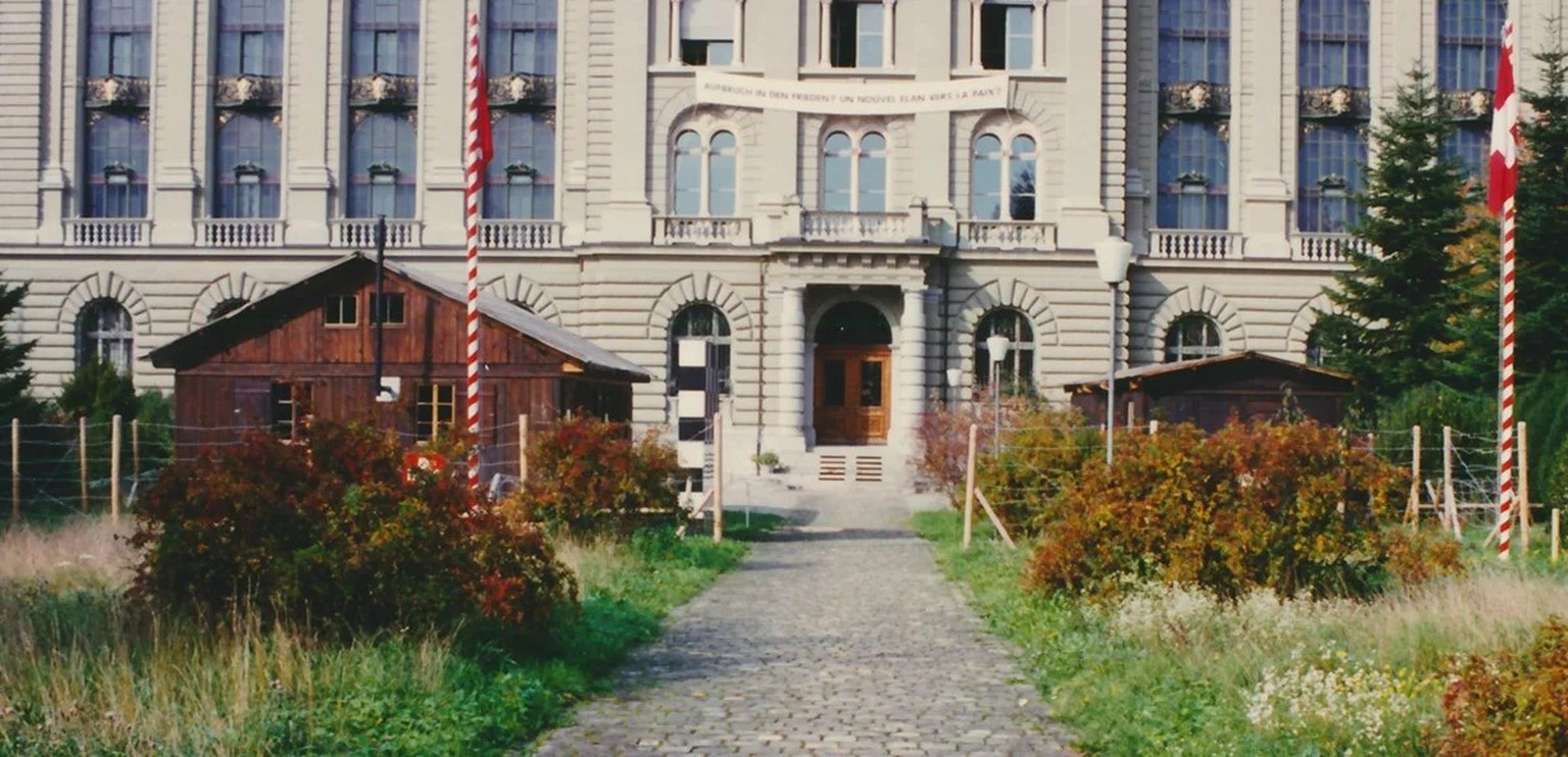 En 1995, les Archives fédérales suisses présentèrent l’exposition «Un nouvel élan vers la paix?». L’entrée principale de leur siège fut réaménagé pour l’occasion.
https://dodis.ch/71951