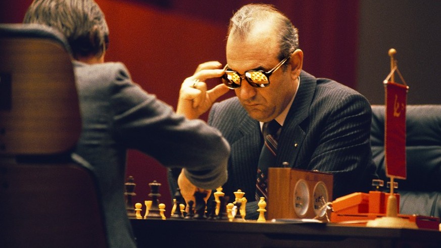 Viktor Kortchnoï et ses fameuses lunettes miroir lors de son duel pour le titre mondial contre Anatoli Karpov en 1978, aux Philippines.