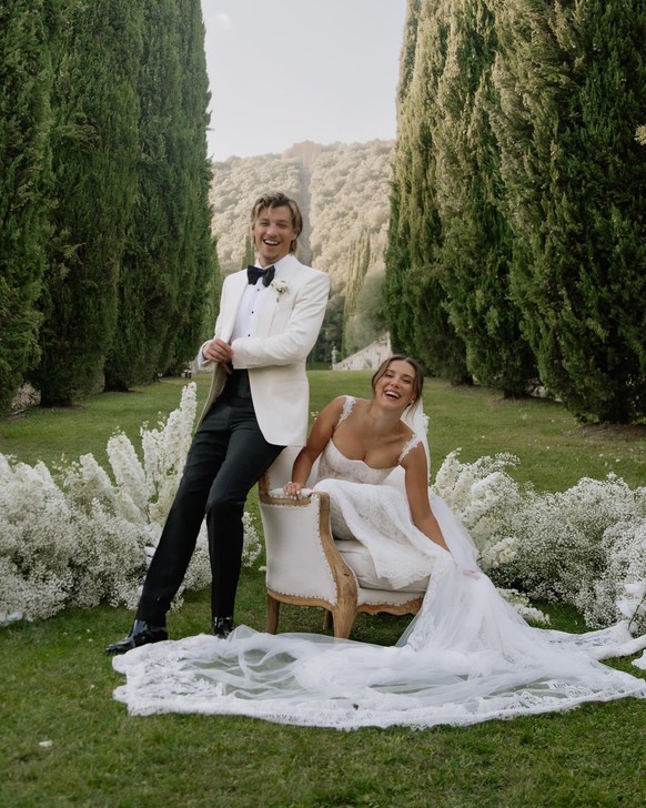 J'ai l'impression d'avoir vu Jennifer Lopez dans cette allée de cyprès dans une comédie romantique sur Netflix.