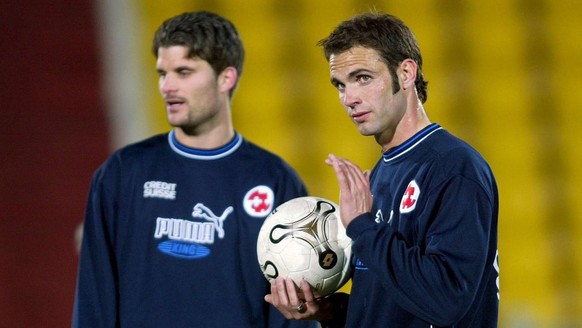 Les joueurs de l&#039; equipe suisse de football, Mario Cantaluppi, gauche, et Leonard Thurre, lors de l&#039;entrainement au stade Locomotive a Tbilisi, Georgie, ce lundi 31 mars 2003. L&#039; equipe ...