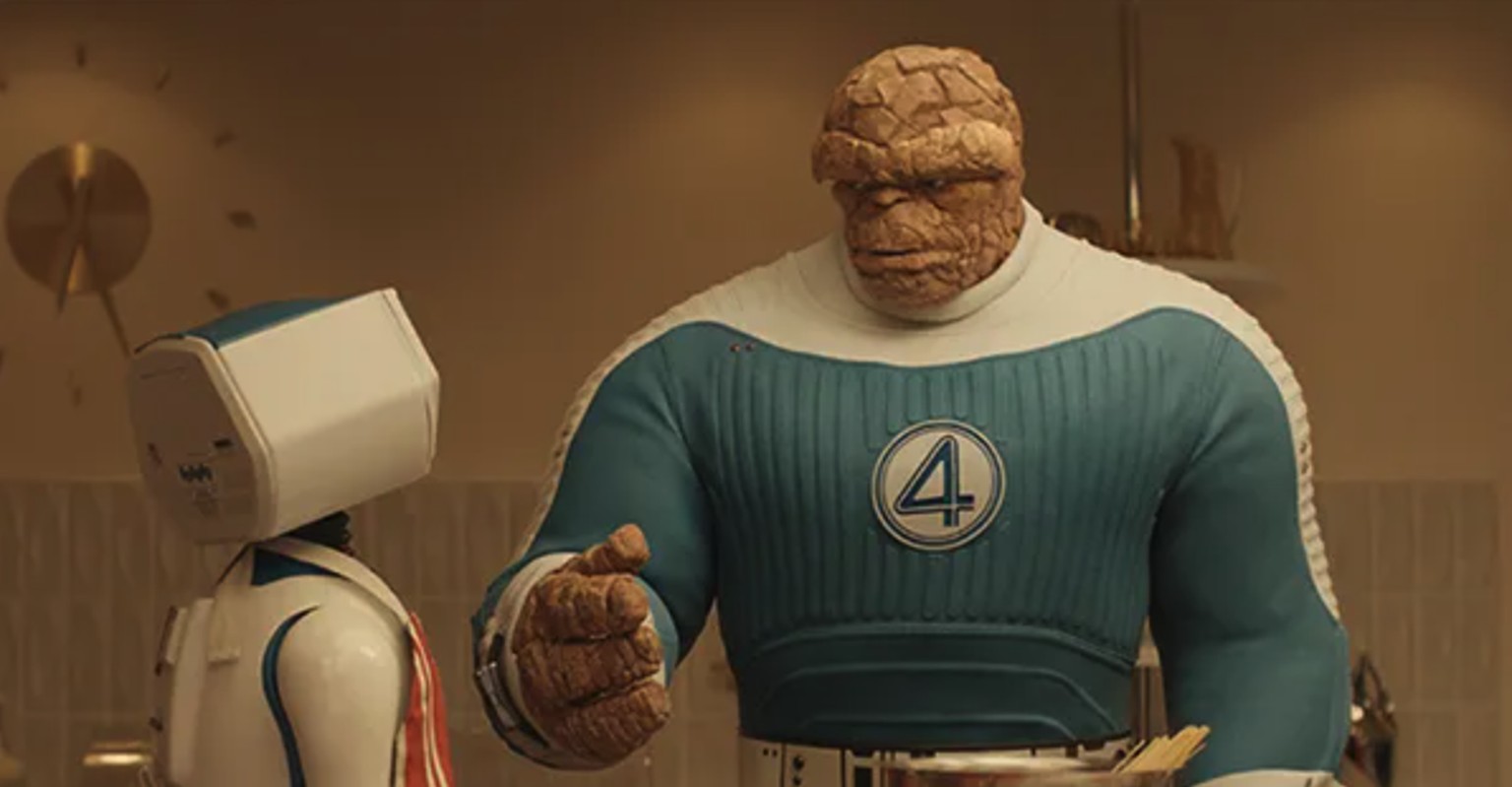 La Chose (Ebon Moss-Bachrach) et le robot HERBIE, véritable mascotte du film