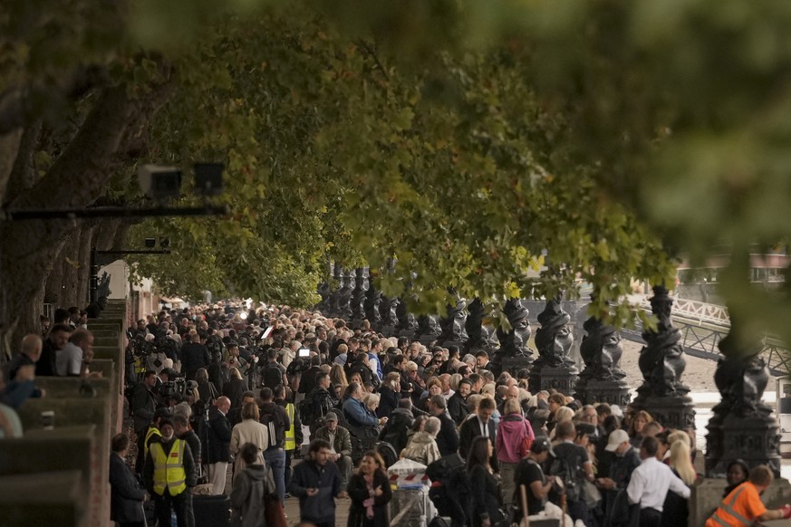 People queue to pay their respects to late Queen Elizabeth II who is lying in state at Westminster Hall in London, Wednesday, Sept. 14, 2022. Queen Elizabeth II, Britain&#039;s longest-reigning monarc ...