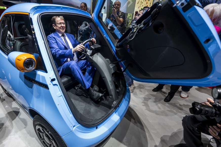 Le conseiller fédéral Albert Rösti teste la Microlino, une voiture électrique.