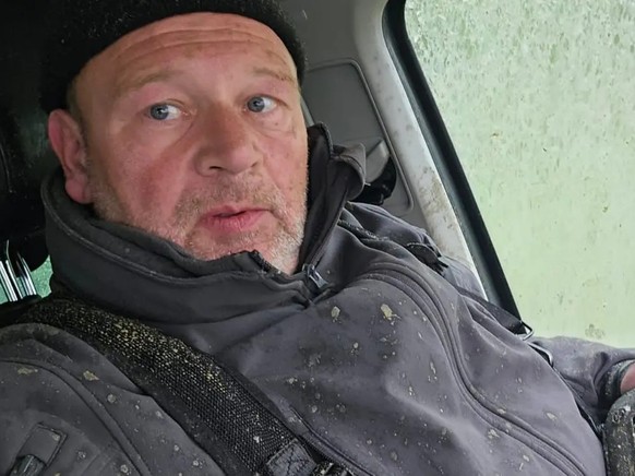 Une fois les prises de vue par drone dans la boîte, Roger Lips se rend dans la voiture par sécurité. Les vitres sont couvertes de poussière.
