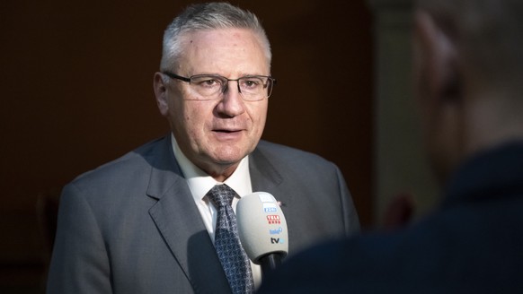 Nationalrat Andreas Glarner (SVP-AG), links, im Interview mit Matthias Steimer, Bundeshauskorrespondent von TeleZueri, rechts, vor seiner Anhoerung bei der Kommission fuer Rechtsfragen des Staenderats ...