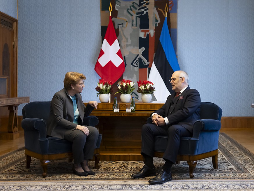 Le président estonien Alar Karis a reçu mardi la présidente de la Confédération Viola Amherd au palais présidentiel à Tallinn.