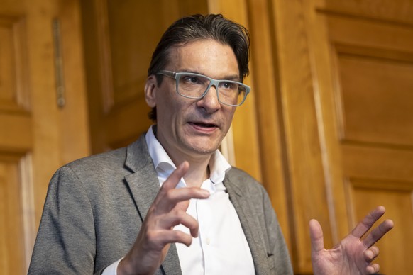 Nationalrat Gerhard Andrey, GP-FR, spricht waehrend einer Medienkonferenz der ueberparteilichen Parlamentariergruppe ueber das neue E-ID-Gesetz, am Donnerstag, 19. Juni 2025, im Bundeshaus in Bern. (K ...