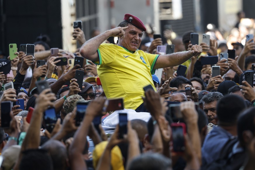 epaselect epa11292738 Former Brazilian president Jair Bolsonaro attends a march in his support in Rio de Janeiro, Brazil, 21 April 2024. Former Brazilian president Bolsonaro (2019-2022) called for a m ...