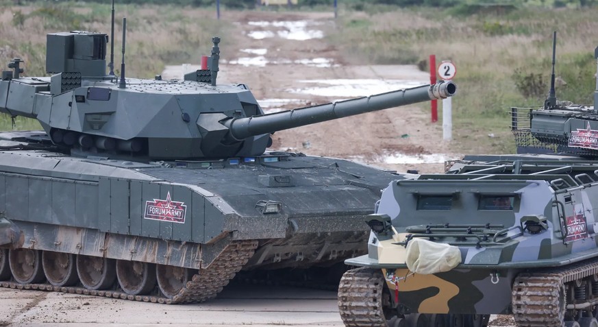 T-14 Armata (à gauche) en Russie (photo d&#039;archive) : L&#039;armée russe aurait utilisé le super char pour des tests en Ukraine.