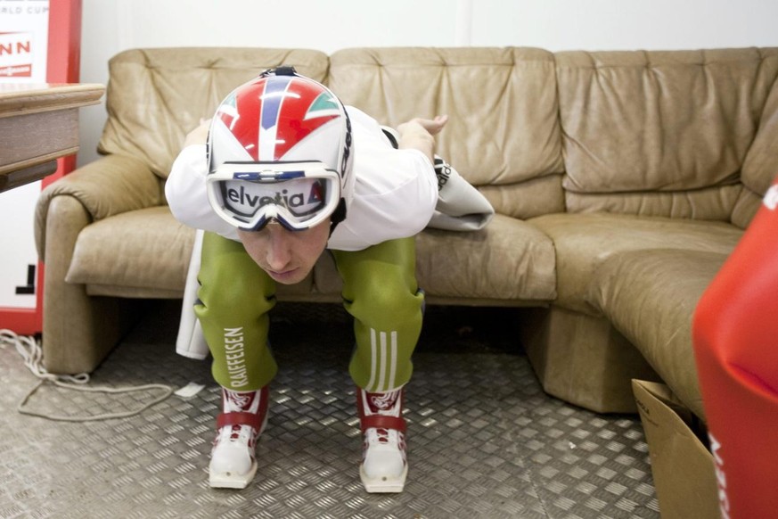 Simon Ammann bereitet sich auf den Sprung vor, am Donnerstag, 17. Dezember 2009 beim ersten offenen Training anlaesslich des Skisprung Weltcup Wochenendes in Engelberg durch die Luft. Vom Freitag bis  ...