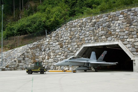Un F/A18 D est sorti d&#039;un bunker.