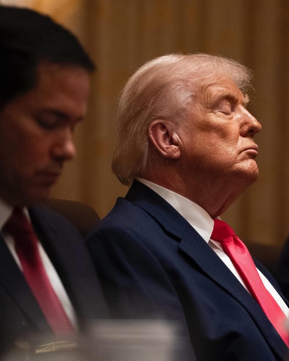 Trump est-il endormi ou vraiment très concentré?