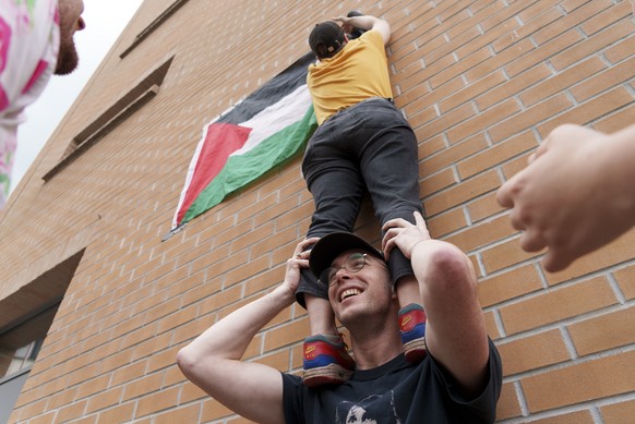 Des etudiants pro-palestiniens installent un drapeau palestinien a l&#039;exterieur lors d&#039;une occupation pacifique &quot;Pour la Palestine&quot; dans une partie du batiment Perolles 21 de l&#039 ...