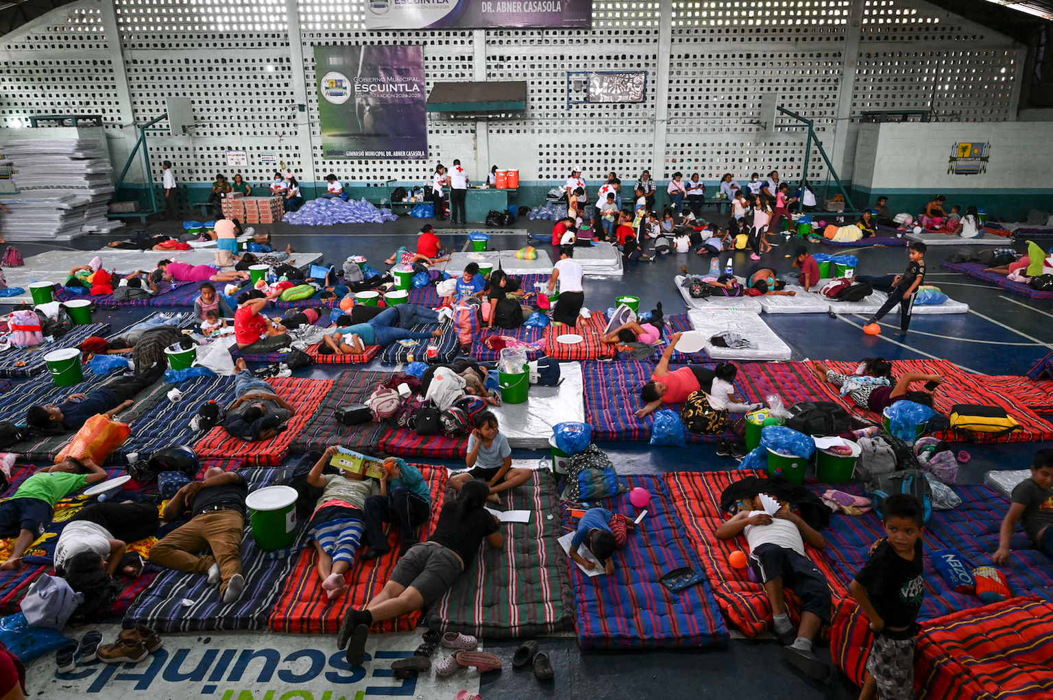 Des personnes évacuées se reposent dans un centre d'accueil après avoir fui leur village à la suite de l'éruption du volcan Fuego à Alotenango, au Guatemala, tôt dans la matinée du 4 août 20 ...
