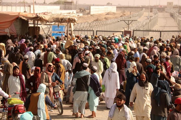 Des personnes bloquées à la frontière pakistanaise et afghane attendent sa réouverture