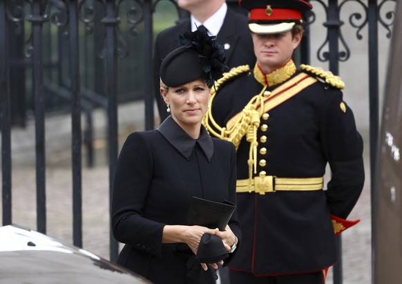 La cavalière et membre de la famille royale a opté pour les plumes.