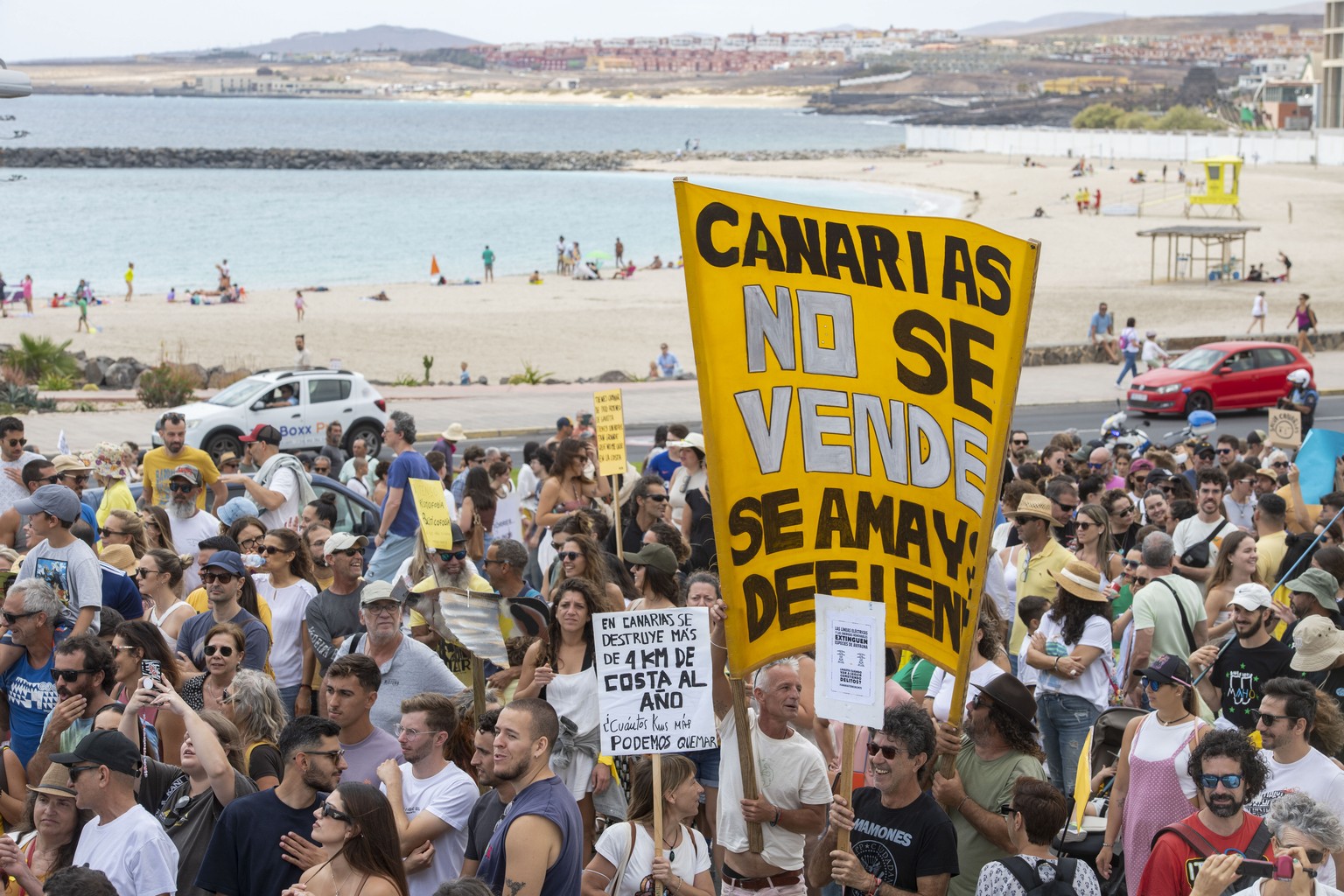 epaselect epa11290019 People take part in a protest to demand an urgent rethink of the Canary Islands&#039; tourism model and freeze the number of tourists, in Fuerteventura, Canary Islands, Spain, 20 ...