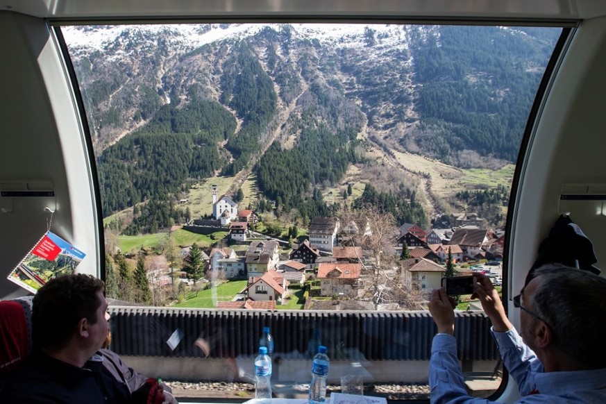 Ici, un vue d'Airolo, dans le Tessin, à bord du Gotthard Panorama Express.