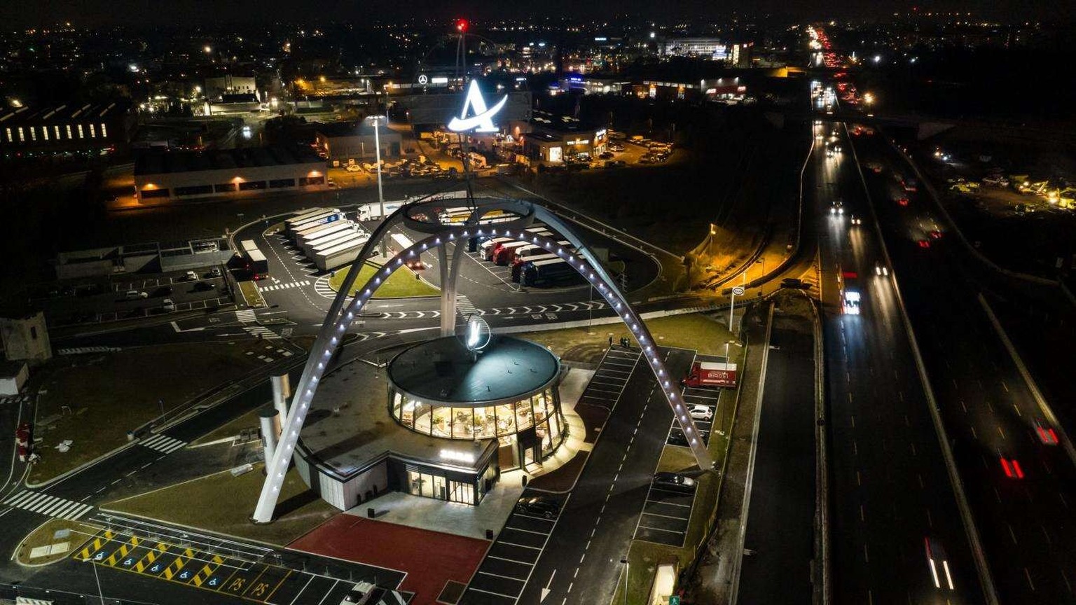 Following the opening in 1947 of the first foodservice point on the Turin-Milan motorway, near the Novara toll-station, built by Mario Pavesi as a “Pavesi biscuit factory refreshment point”, the 2nd m ...