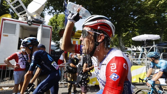 À l&#039;arrivée dimanche, Thibaut Pinot ne s&#039;est pas seulement contenté de boire; il a versé le restant de sa bouteille sur sa tête, laissant l&#039;eau s&#039;infiltrer à travers son casque. Be ...