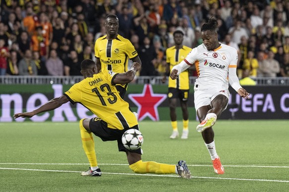epa11558539 Galatasaray&#039;s Michy Batshuayi (R) scores the 2-2 goal during the UEFA Champions League play-off first leg soccer match between BSC Young Boys and Galatasaray Istanbul, in Bern, Switze ...