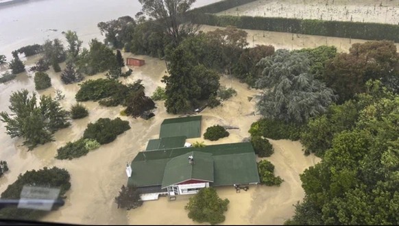 Certains se sont réfugiés sur les toits de leurs maisons dans la vallée d'Esk, en attendant les secours.