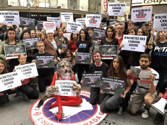 En 2017, à l’occasion de l’ouverture du premier magasin Canada Goose à Paris, des militants de PETA s'étaient rendus sur place pour protester contre les pratiques jugées «cruelles» de la marque.