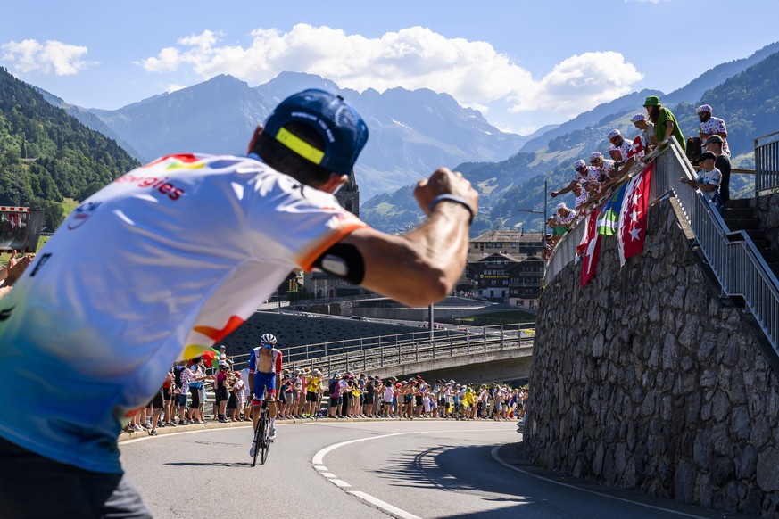 epa10063941 Luxembourgish rider Kevin Geniets of team Groupama-FDJ climbs the road during the 9th stage of the Tour de France 2022 over 192,9 km from Aigle in Switzerland to Chatel in France, in Trois ...