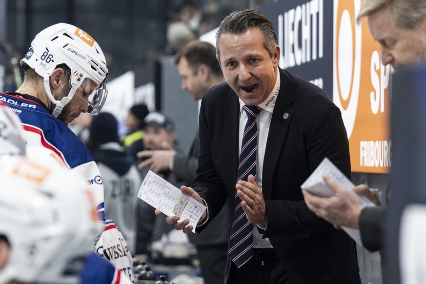 Head Coach Marco Bayer (ZSC) im Spiel der Eishockey National League zwischen Fribourg-Gotteron, HCFG, und ZSC Lions, ZSC, vom Freitag, 3. Januar 2025 in Bcf Arena in Fribourg. (KEYSTONE/Peter Schneide ...