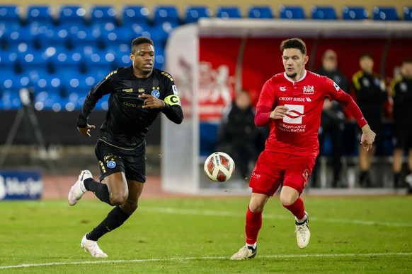 Le milieu zurichois Tsiy Ndenge, gauche, lutte pour le ballon avec le milieu du SLO Valon Hamdiu, droite, lors de la rencontre du championnat de football de Super League entre FC Stade Lausanne Ouchy  ...