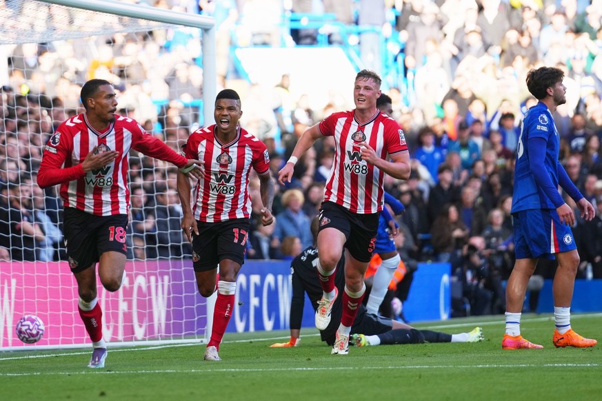 Sunderland&#039;s Wilson Isidor, from left, Sunderland&#039;s Reinildo Mandava and Sunderland&#039;s Daniel Ballard celebrate after Isidor scored his side&#039;s first goal during the English Premier  ...