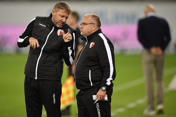 Sions Trainer Stephane Henchoz, links, und Sions Assistenztrainer Christian Zermatten, beim Fussball Super-League Spiel zwischen dem FC St. Gallen und dem FC Sion, am Samstag, 2. November 2019, im Kyb ...