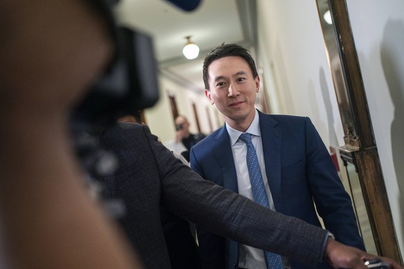 Le patron de TikTok, Shou Zi Chew, quitte le bureau du sénateur John Letterman (D-PA) au Capitole des États-Unis, à Washington, DC, le jeudi 14 mars 2024. La veille la Chambre des représentants a voté ...