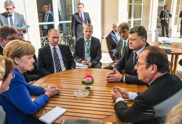 Angela Merkel, Vladimir Poutine, le président ukrainien Petro Porochenko (2014-2019) et François Hollande réunis dans le cadre du Format de Normandie à Paris le 2 octobre 2015.