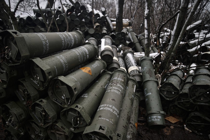 Des munitions d'artillerie de l'armée ukrainienne stockées sur la ligne de front à Donetsk.