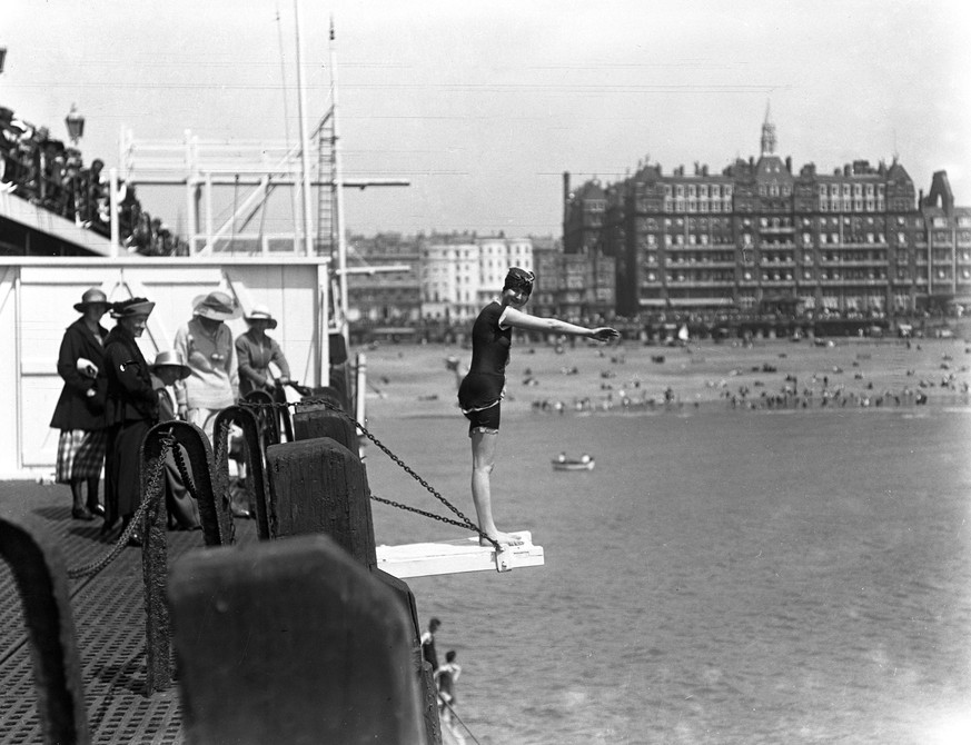 Bildnummer 59963467 Datum 01011900 Copyright imagoUnited Archives InternationalDiving off the pier during the Whitsun holiday at Brighton 1920 kbdig 1900 quer 1920s 20s 20th Century Adult Alfieri Beac ...