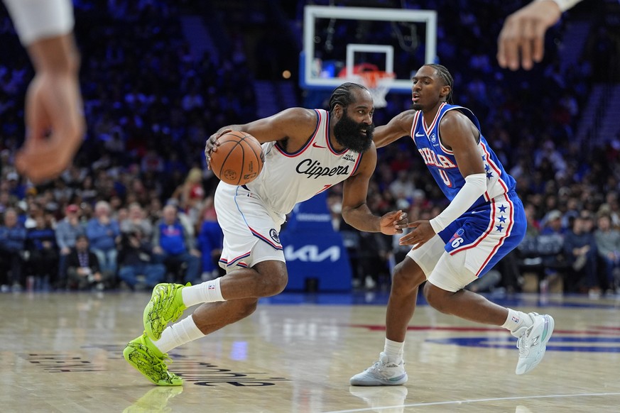 Los Angeles Clippers&#039; James Harden, left, tries to get a shot past Philadelphia 76ers&#039; Tyrese Maxey during the second half of an NBA basketball game, Monday, Nov. 17, 2025, in Philadelphia.  ...